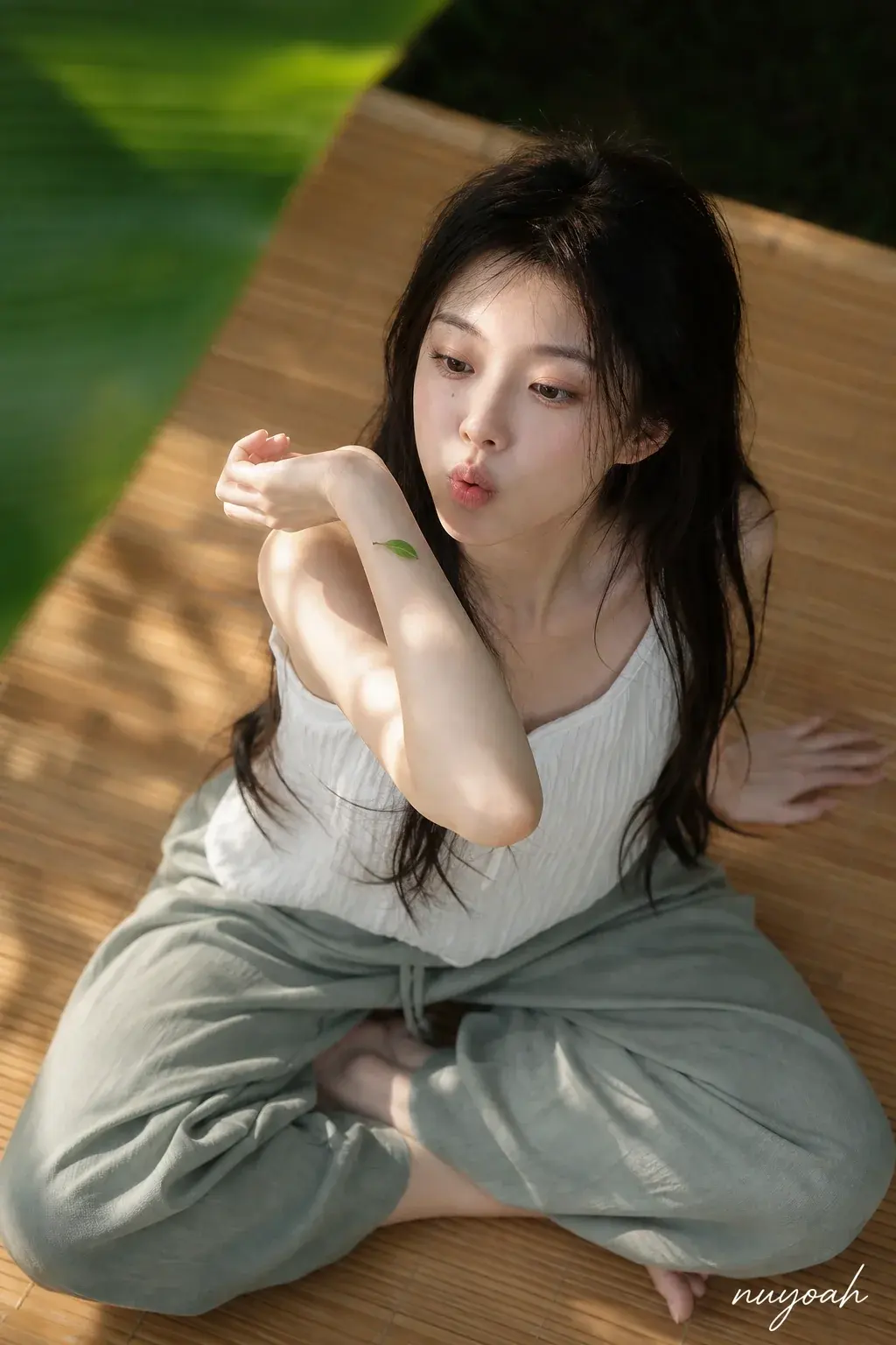 竹榻上俯拍吹叶动作的写真分镜