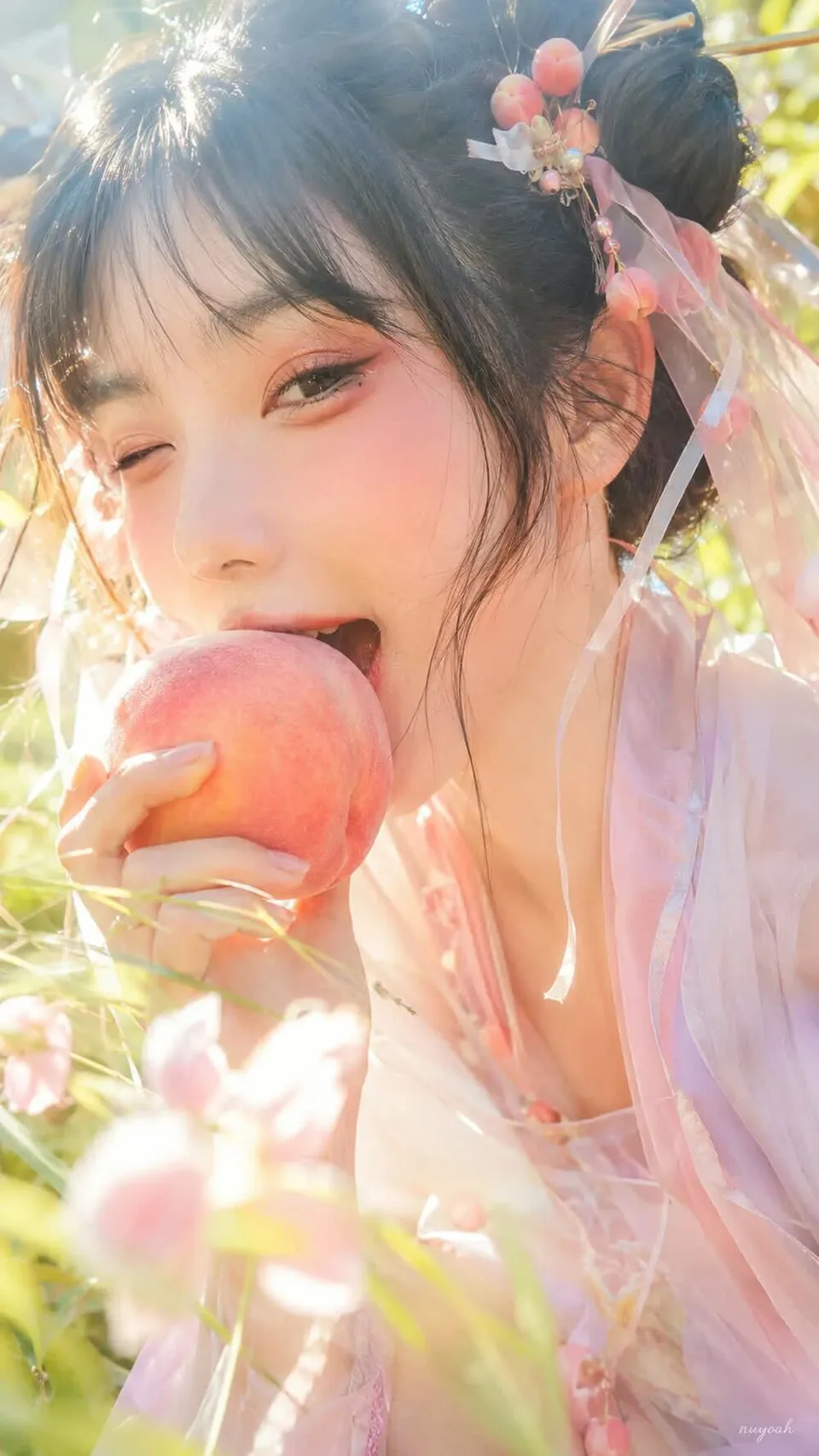桃粉妆、果实发饰与水蜜桃道具形成统一关系